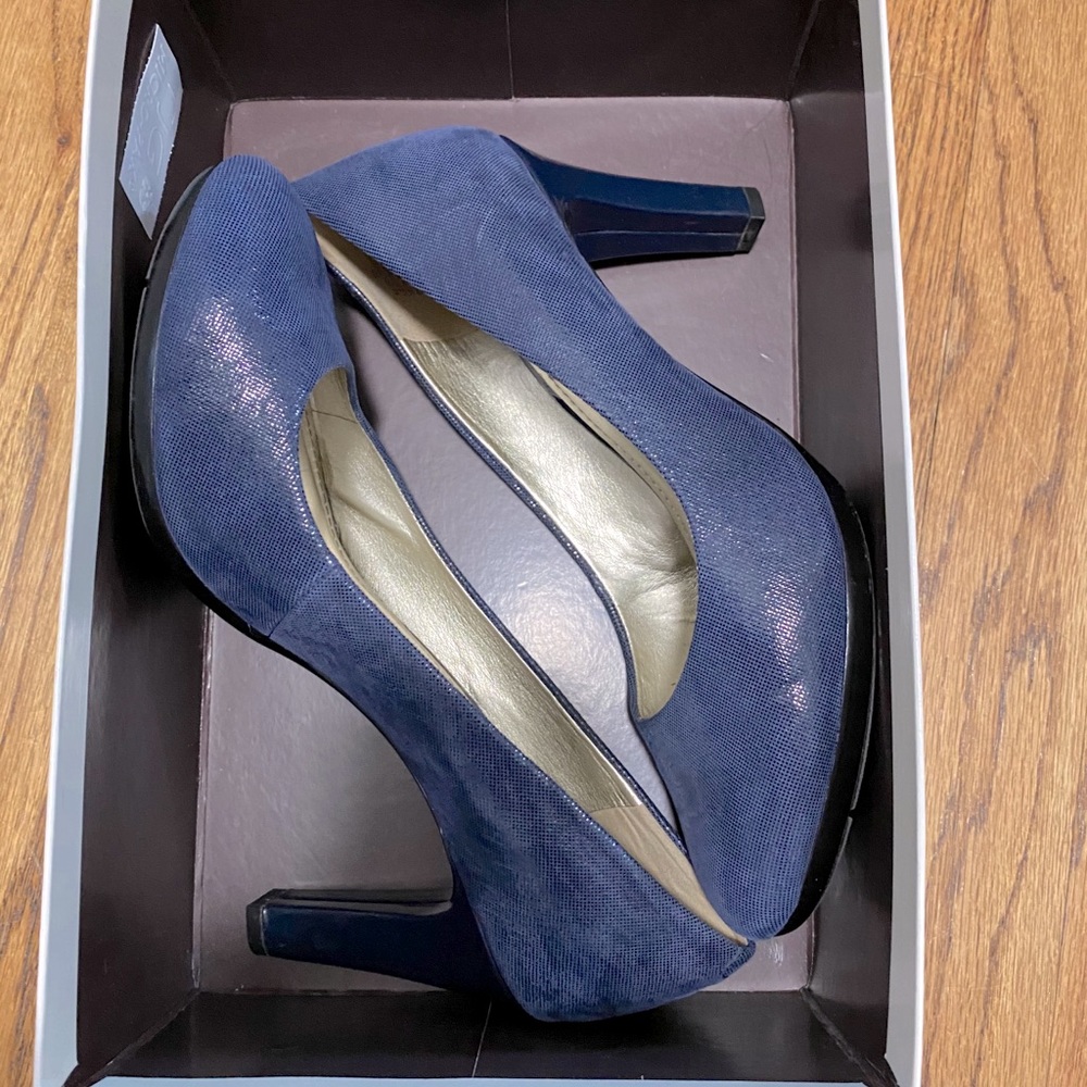 Anne Klein size 7 navy thick pump, like new